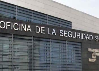 Oficina de la Seguridad Social donde se tramitan pensiones contributivas en 2025 con 25 años cotizados.