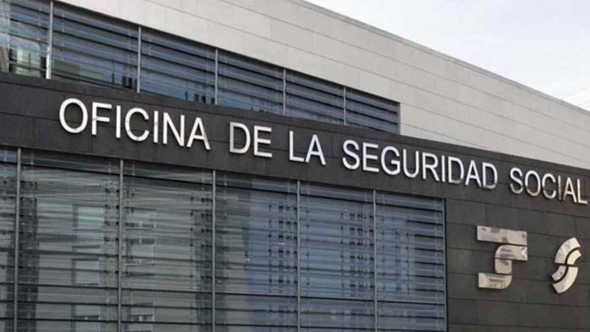 Oficina de la Seguridad Social donde se tramitan pensiones contributivas en 2025 con 25 años cotizados.