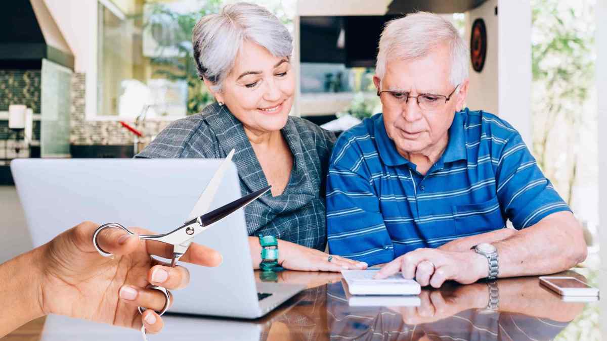 Matrimonio de jubilados revisando pensión ante recorte de la Seguridad Social.