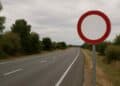 Señal de tráfico vacía R-100 en carretera que prohíbe la circulación a vehículos.