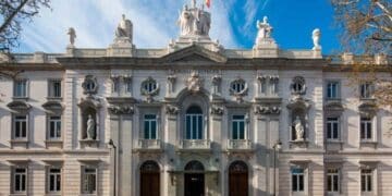 Fachada del Tribunal Supremo en Madrid por sentencia sobre incentivos e incapacidad temporal.