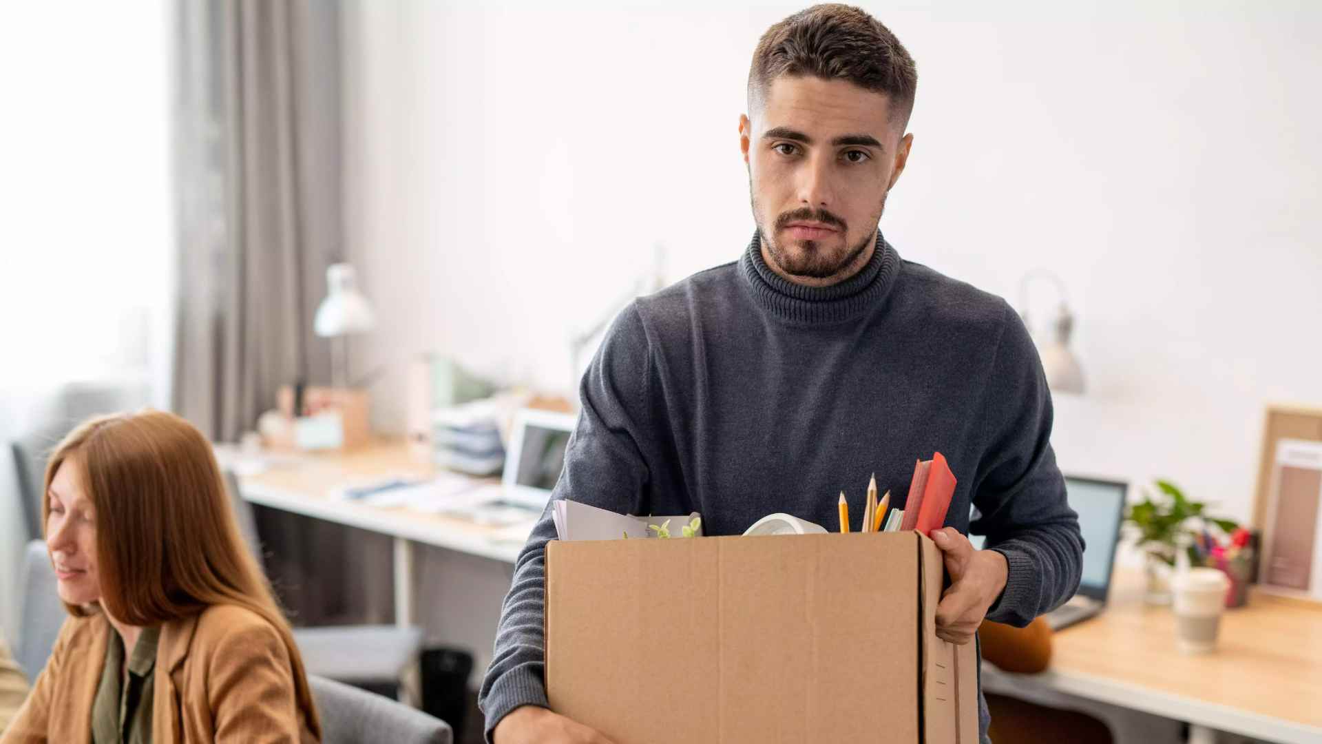 Trabajador despedido con caja al solicitar el paro en el SEPE.