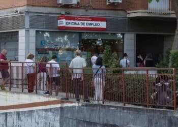 Personas haciendo fila en oficina del SEPE en Madrid.