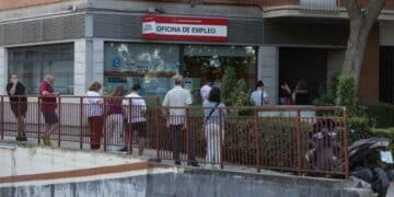 Personas haciendo fila en oficina del SEPE en Madrid.
