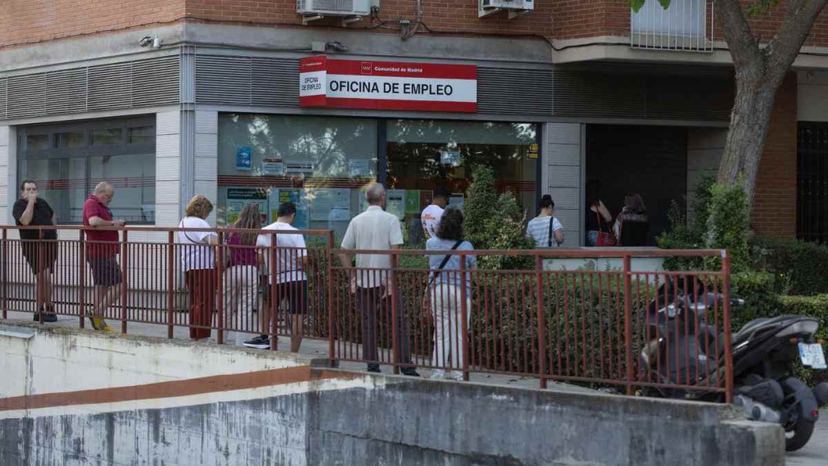Personas haciendo fila en oficina del SEPE en Madrid.