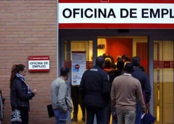 Personas haciendo cola en oficina de empleo del SEPE en Madrid.