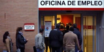 Personas haciendo cola en oficina de empleo del SEPE en Madrid.