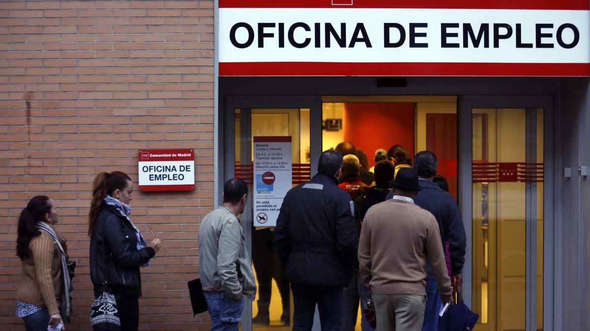 Personas haciendo cola en oficina de empleo del SEPE en Madrid.