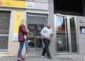 Personas frente a una oficina del SEPE para solicitar el paro.