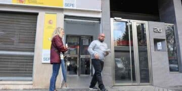 Personas frente a una oficina del SEPE para solicitar el paro.
