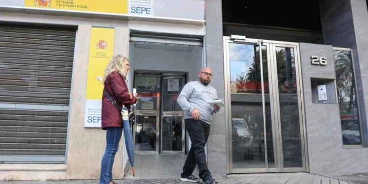 Personas frente a una oficina del SEPE para solicitar el paro.