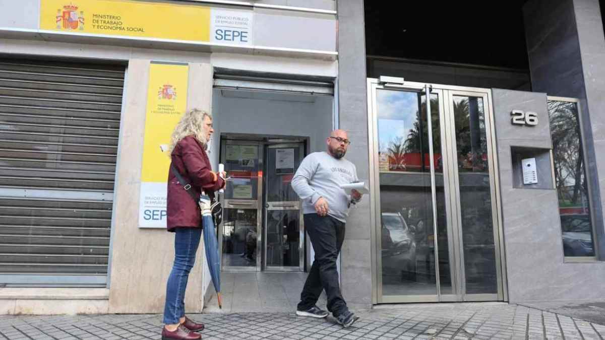 Personas frente a una oficina del SEPE para solicitar el paro.