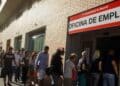 Personas haciendo cola en oficina de empleo del SEPE en Madrid.