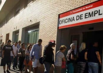 Personas haciendo cola en oficina de empleo del SEPE en Madrid.