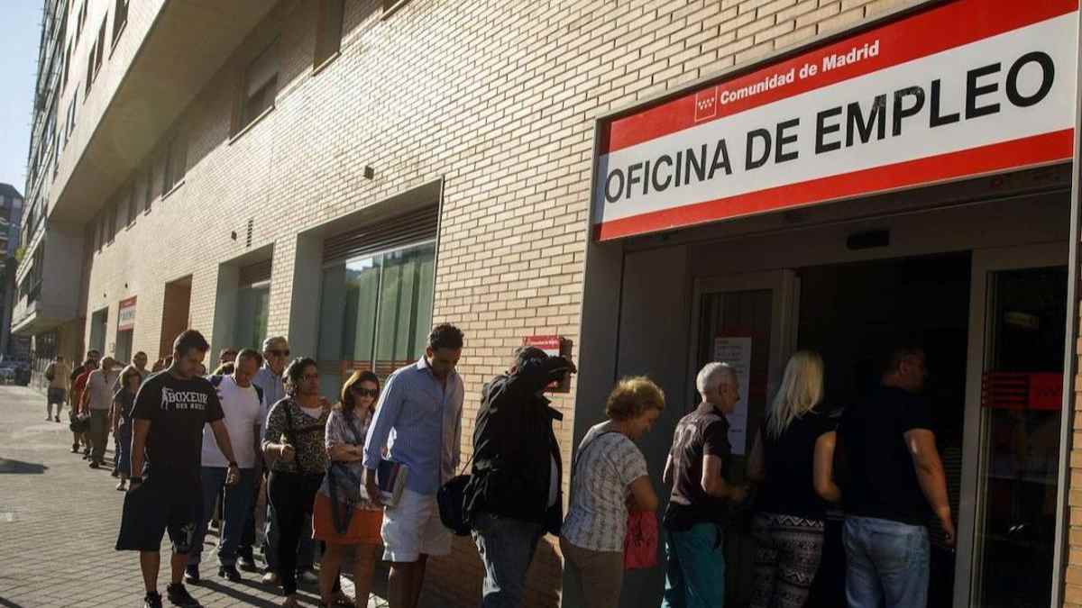 Personas haciendo cola en oficina de empleo del SEPE en Madrid.