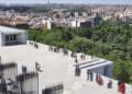 Vista panorámica del skyline de Madrid desde un mirador con zonas verdes y edificios al fondo.