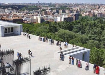 Vista panorámica del skyline de Madrid desde un mirador con zonas verdes y edificios al fondo.