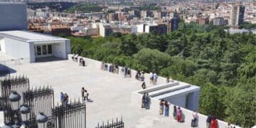 Vista panorámica del skyline de Madrid desde un mirador con zonas verdes y edificios al fondo.