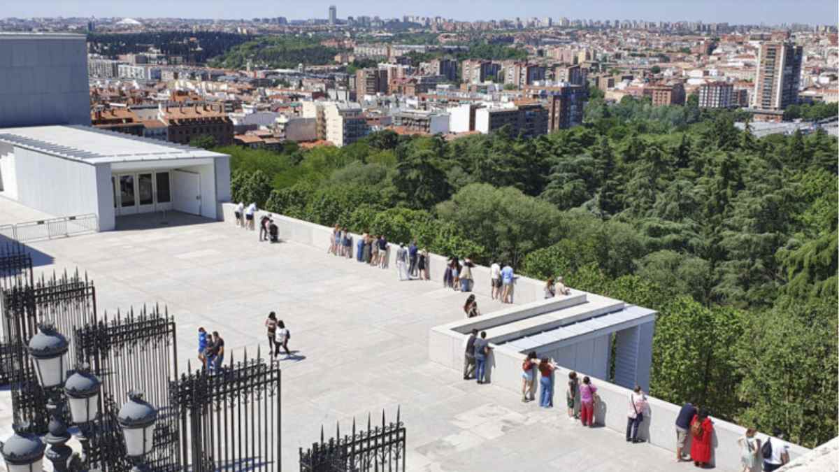 Vista panorámica del skyline de Madrid desde un mirador con zonas verdes y edificios al fondo.