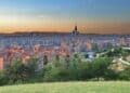 Vista panorámica de Madrid con zonas residenciales donde Solvia vende pisos baratos por menos de 70.000 euros.