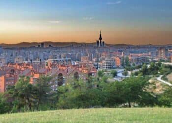 Vista panorámica de Madrid con zonas residenciales donde Solvia vende pisos baratos por menos de 70.000 euros.