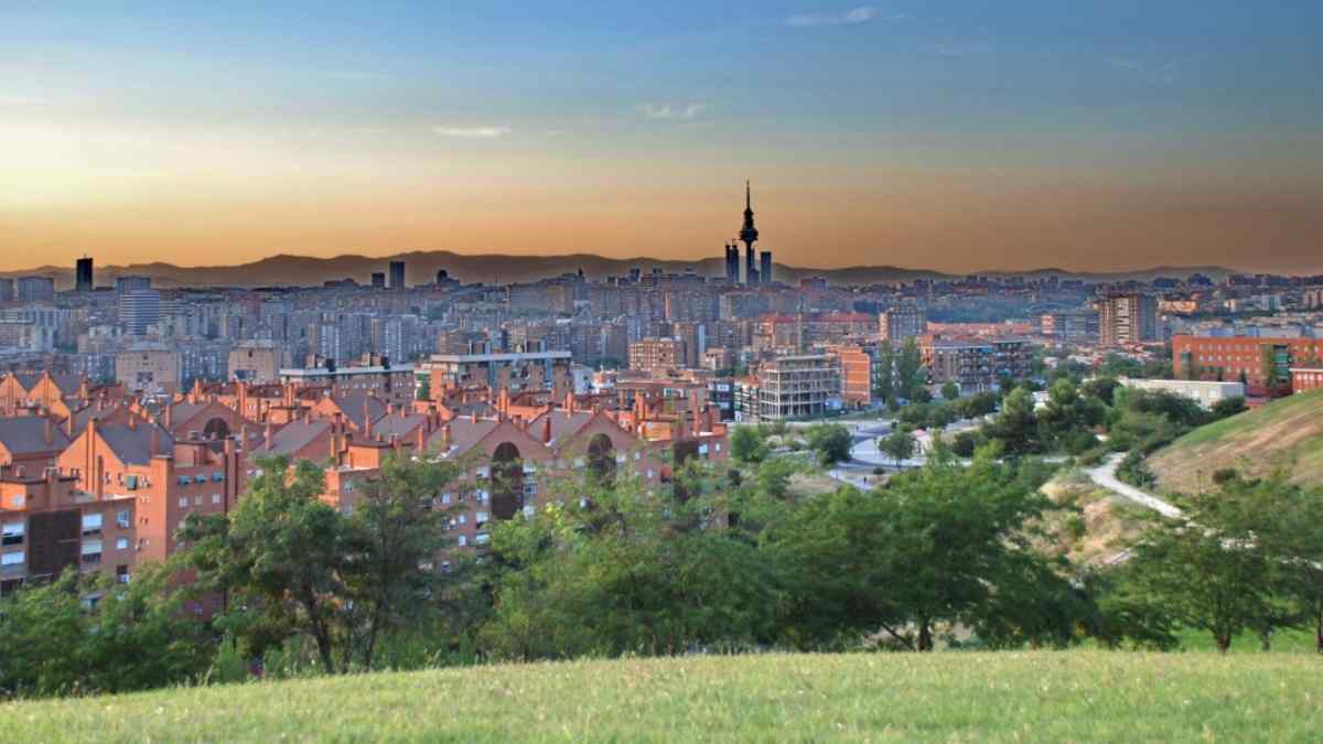 Vista panorámica de Madrid con zonas residenciales donde Solvia vende pisos baratos por menos de 70.000 euros.