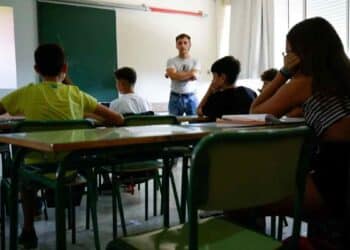 Profesor de secundaria en Madrid dando clase a alumnos en 2025.