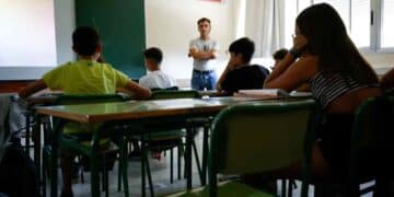 Profesor de secundaria en Madrid dando clase a alumnos en 2025.