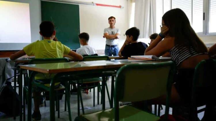 Profesor de secundaria en Madrid dando clase a alumnos en 2025.