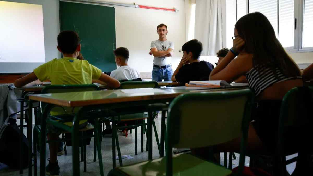 Profesor de secundaria en Madrid dando clase a alumnos en 2025.