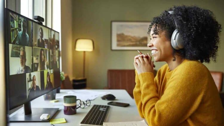 Trabajadora en videollamada desde casa durante jornada de teletrabajo.