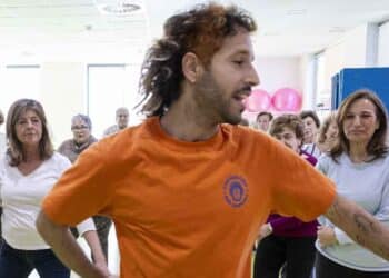 Personas mayores en talleres gratuitos del curso 2025-2026 en Tetuán.