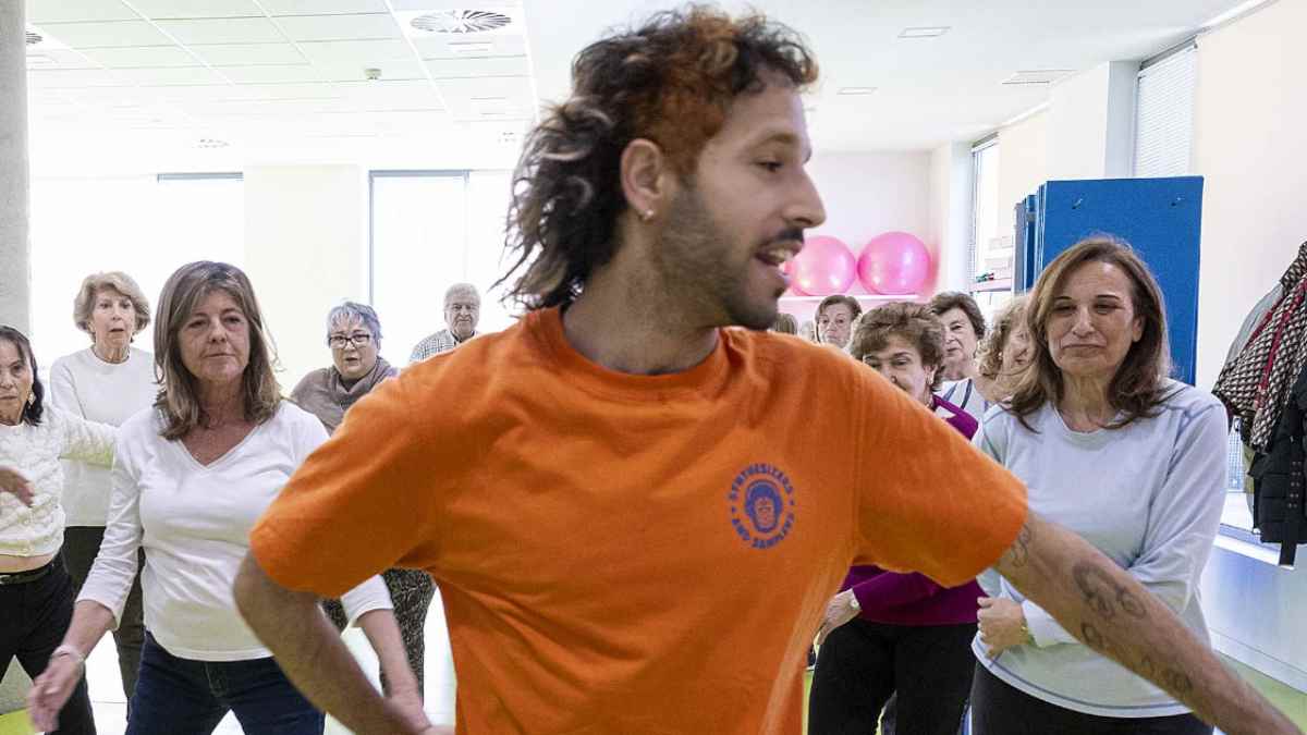 Personas mayores en talleres gratuitos del curso 2025-2026 en Tetuán.