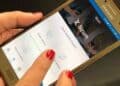 Persona usando la app de Bizum en el móvil, relacionada con el timo del Bizum inverso en compraventa.