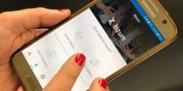 Persona usando la app de Bizum en el móvil, relacionada con el timo del Bizum inverso en compraventa.