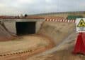 Obras paralizadas del tren fantasma Móstoles-Navalcarnero: túnel sin terminar y carteles de “Peligro zona de obras” tras 15 años de abandono.