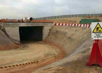 Obras paralizadas del tren fantasma Móstoles-Navalcarnero: túnel sin terminar y carteles de “Peligro zona de obras” tras 15 años de abandono.