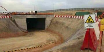 Obras paralizadas del tren fantasma Móstoles-Navalcarnero: túnel sin terminar y carteles de “Peligro zona de obras” tras 15 años de abandono.