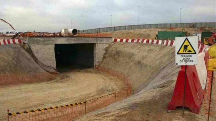 Obras paralizadas del tren fantasma Móstoles-Navalcarnero: túnel sin terminar y carteles de “Peligro zona de obras” tras 15 años de abandono.