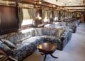 Interior de lujo del tren Al-Ándalus de Renfe con sofás y decoración estilo Belle Époque.