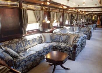 Interior de lujo del tren Al-Ándalus de Renfe con sofás y decoración estilo Belle Époque.