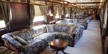 Interior de lujo del tren Al-Ándalus de Renfe con sofás y decoración estilo Belle Époque.