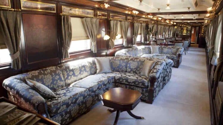 Interior de lujo del tren Al-Ándalus de Renfe con sofás y decoración estilo Belle Époque.