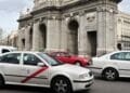 Taxis de Madrid circulando cerca de la Puerta de Alcalá.