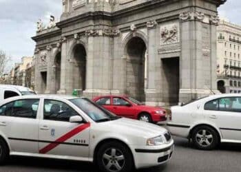 Taxis de Madrid circulando cerca de la Puerta de Alcalá.