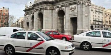 Taxis de Madrid circulando cerca de la Puerta de Alcalá.