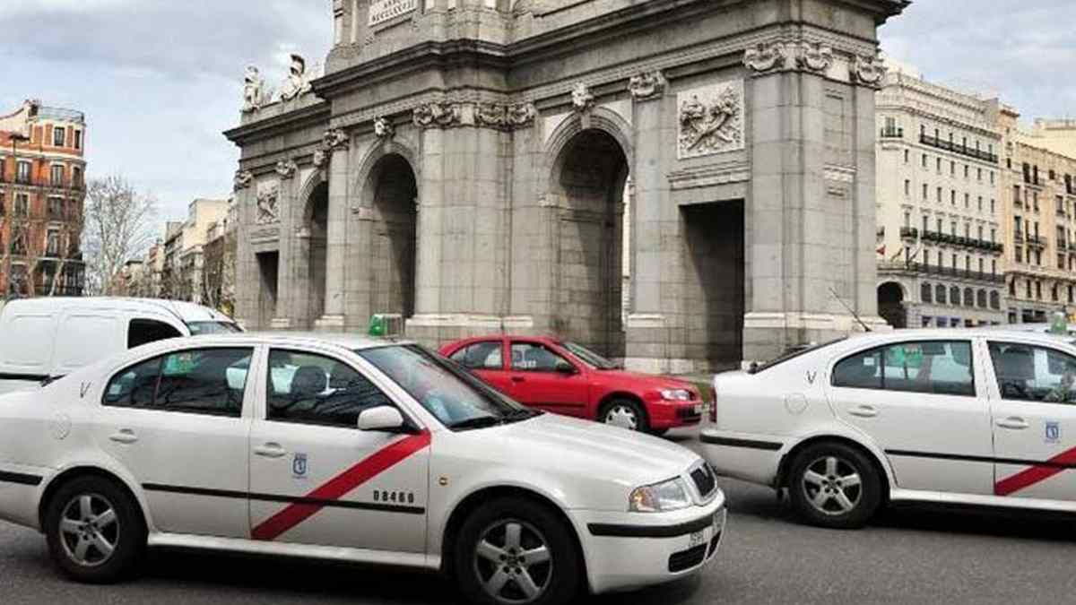 Taxis de Madrid circulando cerca de la Puerta de Alcalá.