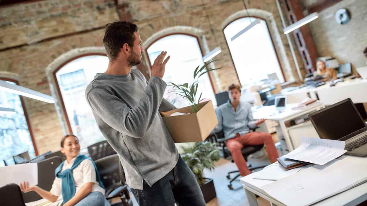Trabajador deja la oficina con caja tras fin de contrato y vacaciones no disfrutadas.