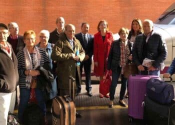 Jubilados con maletas listos para viajar en los viajes del Imserso 2025-2026.