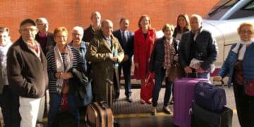 Jubilados con maletas listos para viajar en los viajes del Imserso 2025-2026.